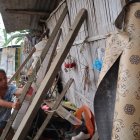 Sofía acomoda los palos que sostienen la pared de su ‘caleta’ de caña.