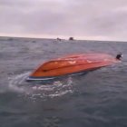 La embarcación virada tras el impacto del cetáceo.