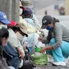 Unas dos veces por semana, Carmen comparte con las personas en situación vulnerable un plato de comida caliente.