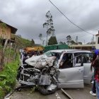 El vehículo de color plata quedó destruido en su parte delantera.