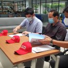 Ab. Carlos Martínez (izda.), magíster Washington Guevara (centro) y José Cevallos, en la firma del convenio.