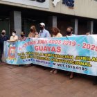 Un grupo de maestros espera en los exteriores de la Defensoría del Pueblo, antes de ser atendidos.