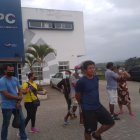 Familiares buscan respuestas en las afueras de la UPC, donde el anciano murió de un ataque cardíaco.