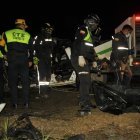 Alrededor de una hora con 30 minutos les tomó sacar el cadáver del carro destruido.