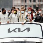 Neisi Dajomes (c) sorprendió con su nuevo color de cabello, un tono amarillo, similar al de la presea de oro que ganó en Tokio.