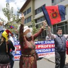 Mientras se llevaba a cabo la audiencia en el Tribunal Contencioso Electoral, decenas de personas realizaron un plantón.