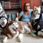 La vocera de Interagua con sus 8 hijos peludos.