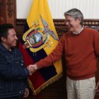 El presidente (d) y el alcalde saludan en la oficina del jefe de Estado en Carondelet.