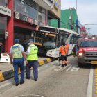 Una unidad móvil del Cuerpo de Bomberos acudió al sitio para dar asistencia a otra persona que resultó herida.