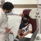 El optometrista Tito Picón en la consulta con el pequeño Antony, quien llegó con problemas de visión borrosa.