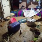 Dentro de unas casas, varios enseres quedaron inundados.