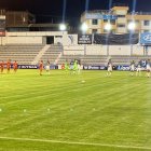 Los jugadores del Técnico Universitario y Manta saltaron a la cancha, a la espera de los árbitros.