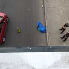 Esta huella quedó en la baranda en la que por varios minutos estuvo sentado Wilfrido Manuel Parrales, antes de arrojarse al pavimento.