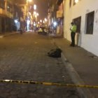 El crimen ocurrió a las 21:40 del viernes. Cuando los paramédicos llegaron al lugar corroboraron la muerte de la mujer.