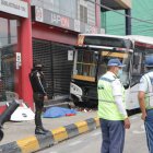 Los cuerpos de las dos mujeres quedaron debajo del bus. La chica falleció en el lugar.