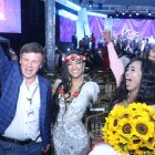 Victoria celebra su participación junto a sus familiares.