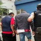 Uno de los sospechosos tenía un revólver en su poder.