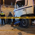 Una de las víctimas quedó debajo de un vehículo tipo grúa.