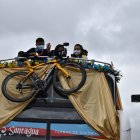 El ciclista Richard Carapaz saludó a las personas desde el bus que lo trasladó.