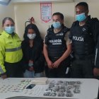 La joven llevaba la droga en una maleta negra.