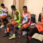 Con la Biblia y en oración los muchachos del Santa Elena - Sumpa esperan un milagro.