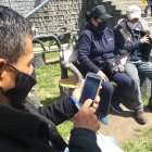 Los hermanos de la víctima miraban las últimas fotos en vida de Juan.