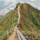 La  escalera en medio del impresionante paisaje de las islas hawaianas