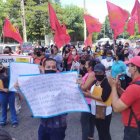 Los maestros bloquearon un tramo de la avenida Plaza Dañín, en el norte de Guayaquil.