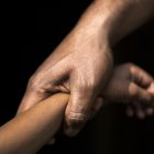 Un sacerdote acusado de abusar de niños fue arrestado en Brasil.