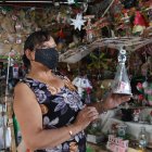 Ligia Larco hace manualidades con material reciclado. Tiene un taller en su terraza.