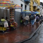 Las ventas ambulantes se toman las veredas de la calle a partir de las 14:00.