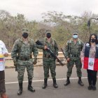 Instantes en que el lote de vacunas arriba al Perú. Miembros de las Fuerzas Armadas ecuatorianas custodiaron la carga.