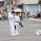 Personal de Criminalística en la escena del crimen, junto al cadáver.