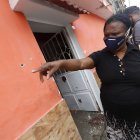 Los familiares de Arturo Rodríguez mostraron algunas marcas de los tiros y contaron que no sabían cómo conseguir dinero para el sepelio.