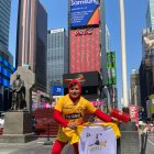 Ronald Mestanza es el Chapulín de Times Squar en Nueva York.