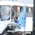 Por el mercado artesanal suele verse a ciudadanos acercarse a buses e intercambiar objetos.