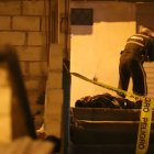 El fallecido quedó tendido cerca de un graderío. Un agente de Criminalística levantó indicios balísticos.