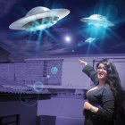 La mujer observa los fenómenos en el cielo desde la terraza de su casa.