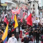 Manifestantes participan en una jornada de protestas contra las reformas adelantadas por el Gobierno del presidente Guillermo Lasso.