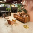 Los espacios para trabajo colaborativo o coworking están de moda en el mundo y ahora los promotores inmobiliarios los están llevando a los edificios residenciales.