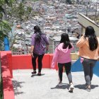 La mayoría de habitantes opta por las escalinatas del barrio para acercarse a paradas de buses.
