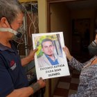 Familiares de Juan Bermeo sostienen una fotografía del occiso.