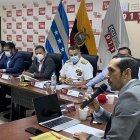 Munir Massuh, representante de Barcelona (izq) explicando los detalles a los miembros del COE Nacional.