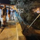 La arena húmeda de la playas habría amortiguado caída.