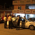 La policía recuperó dos indicios balísticos en la vivienda donde se registró el atentado.