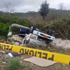 En Montecristi, un poste de alumbrado público quedó torcido y el camión volcado.