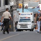 Los parientes de Quiñónez, asesinado en un chongo, fueron hasta la morgue.