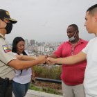“Queremos un Guayaquil sin delincuencia”, dijeron Viviana, Pedro y Alexis al subcomandante de la Zona de 8, coronel José Salas. 16/09/2021 Agencia (ag-extra)