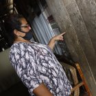 Una pariente de la adulta mayor mostró el sitio por el que ingresó el proyectil.