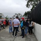 Familiares de los fallecidos llegaron hasta la morgue. La moto quedó destrozada.